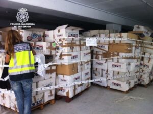 Lee más sobre el artículo Lucha contra las falsificaciones: Incautación de 350.000 pantalones vaqueros falsos en un almacén de Barcelona y detención de los responsables